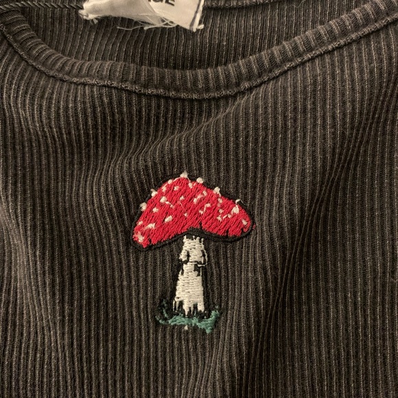 NWT cropped tank with embroidered design - Picture 3 of 3